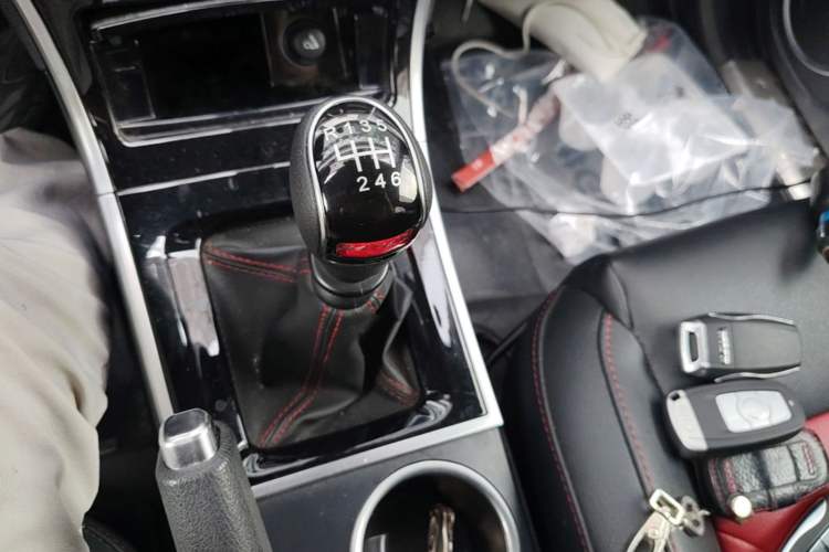 Used Haval H2 2014 1.5T Manual Two-Wheel Drive Elite Edition Gear Lever