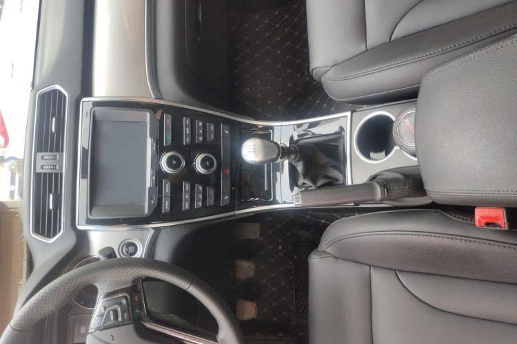 Used Haval H2 2014 1.5T Manual Two-Wheel Drive Elite Edition Interior 3