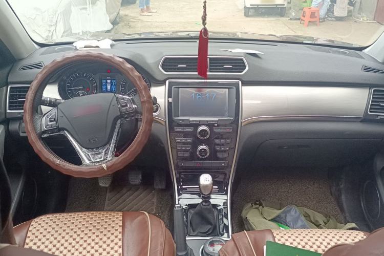 Used Haval H2 2014 1.5T Manual Two-Wheel Drive Prestige Edition Center Console