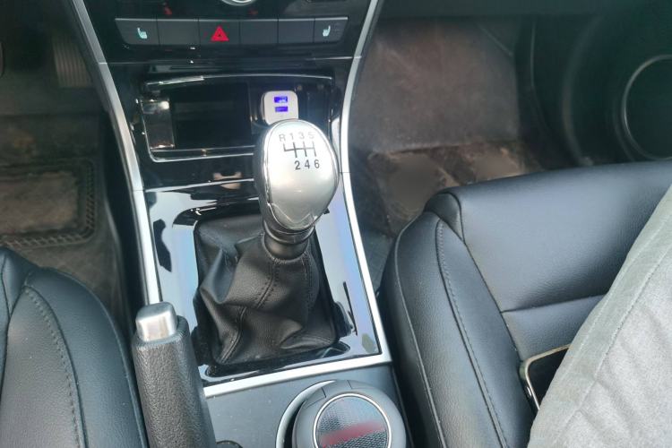 Used Haval H2 2014 1.5T Manual Two-Wheel Drive Elite Edition Gear Lever