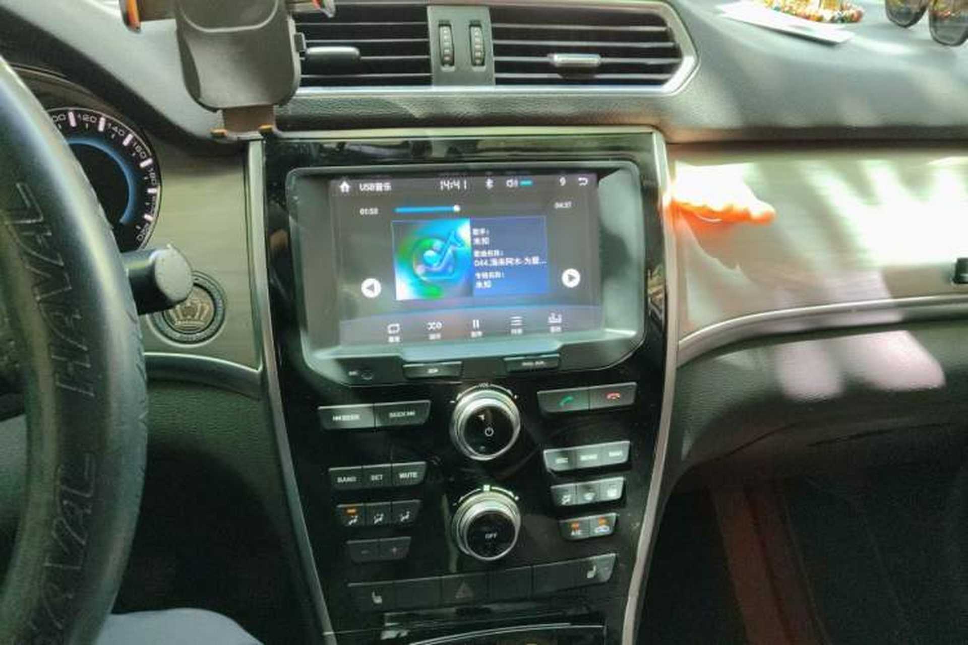 Used Haval H2 2014 1.5T Manual Two-Wheel Drive Elite Edition Audio And AC Panel