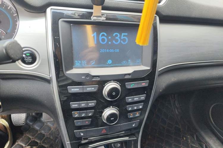 Used Haval H2 2014 1.5T Manual Two-Wheel Drive Elite Edition Audio And AC Panel