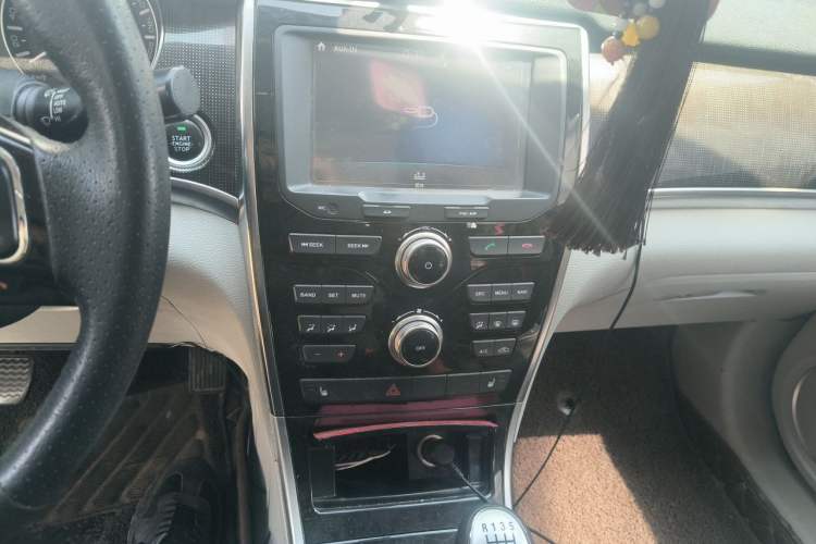 Used Haval H2 2014 1.5T Manual Two-Wheel Drive Elite Edition Audio And AC Panel