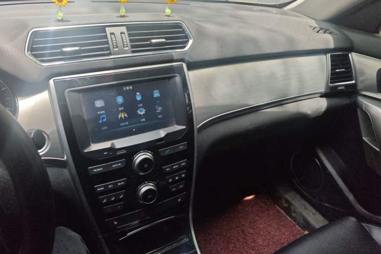 Used Haval H2 2014 1.5T Manual Two-Wheel Drive Elite Edition Audio And AC Panel