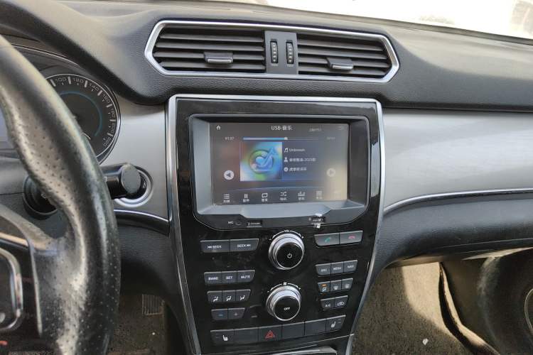 Used Haval H2 2014 1.5T Manual Two-Wheel Drive Elite Edition Audio And AC Panel