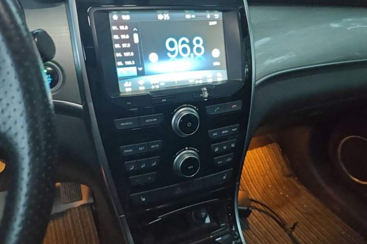Used Haval H2 2014 1.5T Manual Two-Wheel Drive Elite Edition Audio And AC Panel