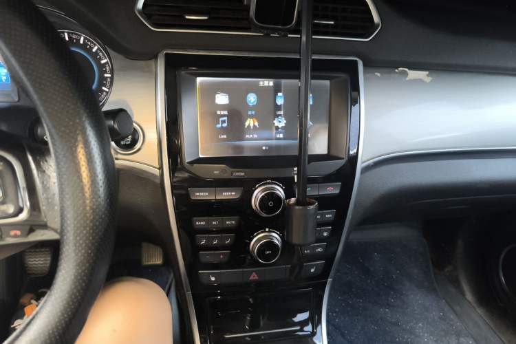 Used Haval H2 2014 1.5T Manual Two-Wheel Drive Elite Edition Audio And AC Panel