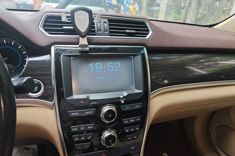 Used Haval H2 2014 1.5T Manual Two-Wheel Drive Elite Edition Audio And AC Panel