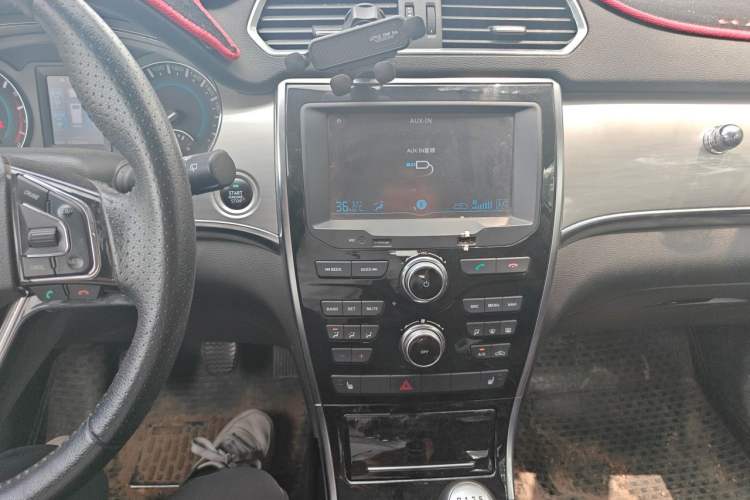 Used Haval H2 2014 1.5T Manual Two-Wheel Drive Elite Edition Audio And AC Panel