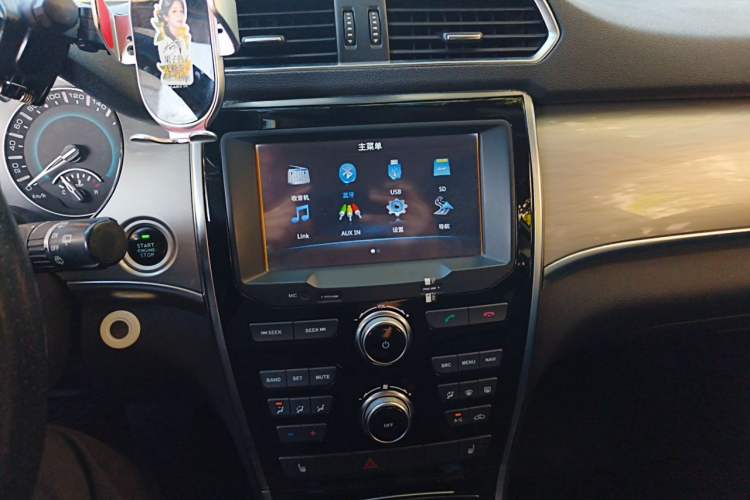 Used Haval H2 2014 1.5T Manual Two-Wheel Drive Elite Edition Audio And AC Panel