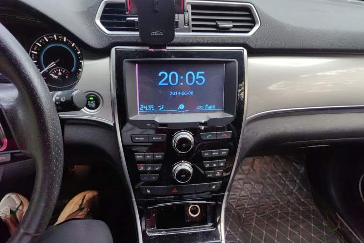 Used Haval H2 2014 1.5T Manual Two-Wheel Drive Elite Edition Audio And AC Panel