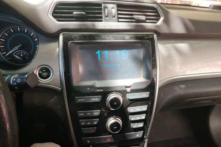 Used Haval H2 2014 1.5T Manual Two-Wheel Drive Elite Edition Audio And AC Panel