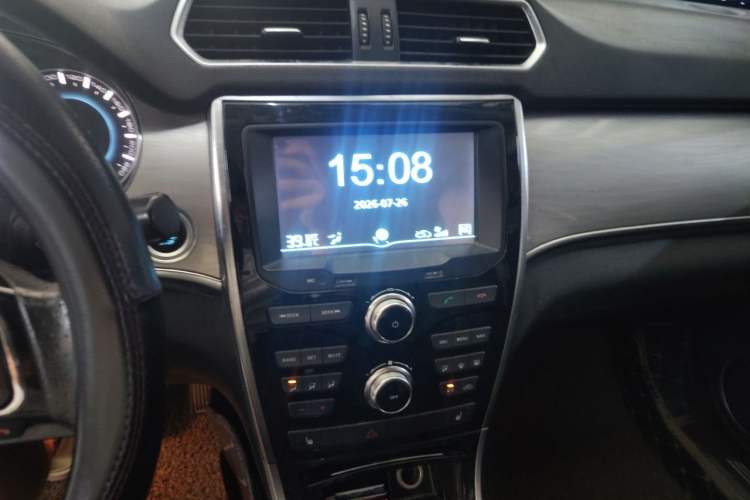 Used Haval H2 2014 1.5T Manual Two-Wheel Drive Elite Edition Audio And AC Panel