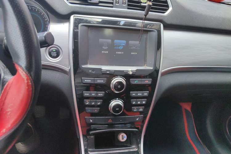 Used Haval H2 2014 1.5T Manual Two-Wheel Drive Elite Edition Audio And AC Panel
