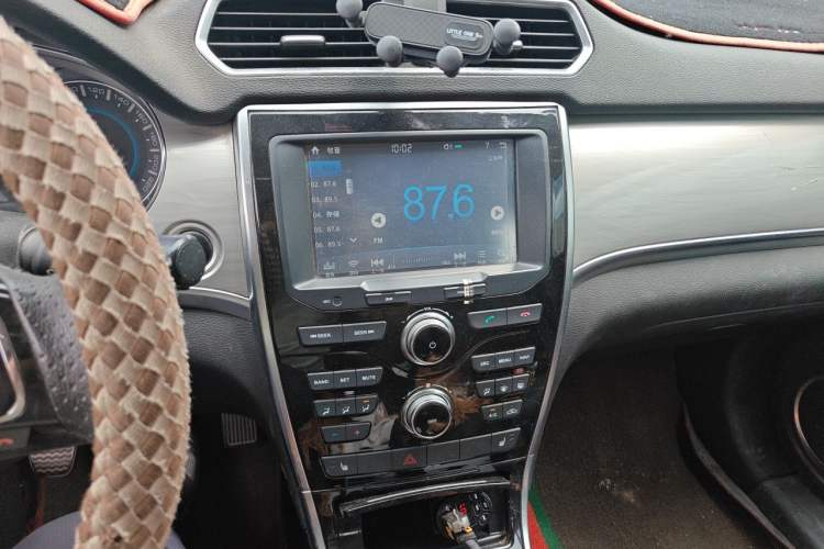 Used Haval H2 2014 1.5T Manual Two-Wheel Drive Elite Edition Audio And AC Panel