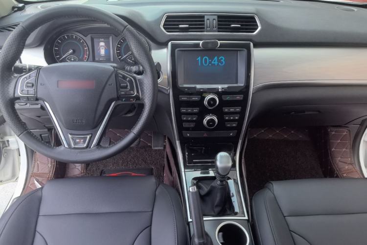 Used Haval H2 2014 1.5T Manual Two-Wheel Drive Elite Edition Center Console
