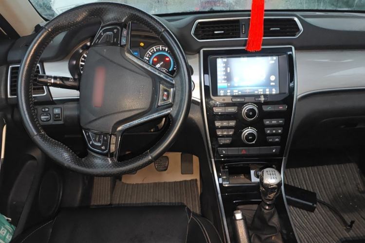 Used Haval H2 2014 1.5T Manual Two-Wheel Drive Elite Edition Center Console