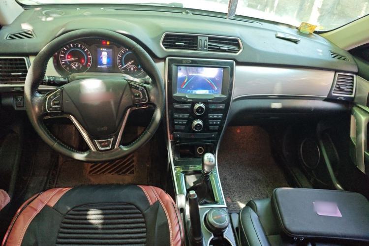 Used Haval H2 2014 1.5T Manual Two-Wheel Drive Prestige Edition Center Console