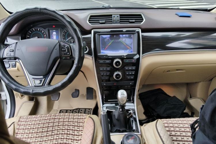 Used Haval H2 2014 1.5T Manual Two-Wheel Drive Urban Edition Center Console