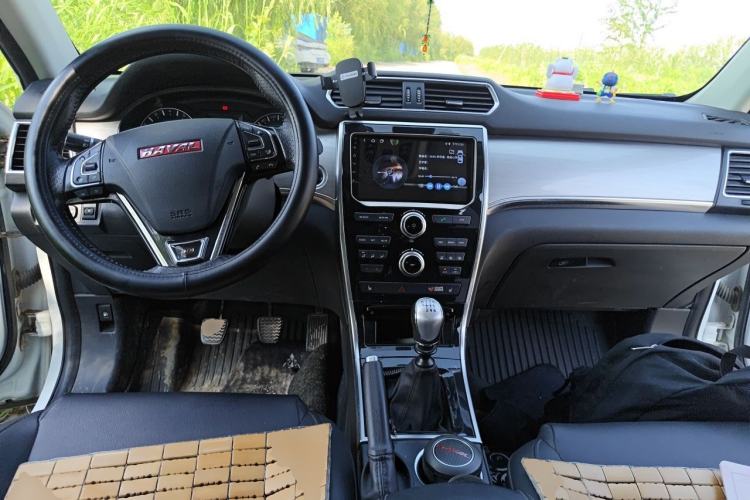Used Haval H2 2014 1.5T Manual Two-Wheel Drive Elite Edition Center Console