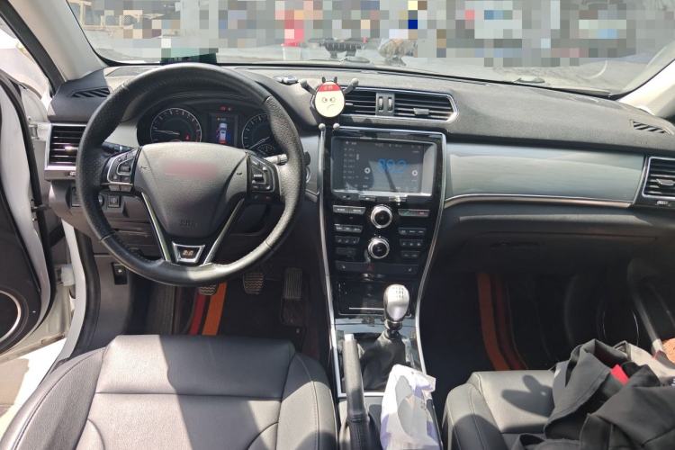 Used Haval H2 2014 1.5T Manual Two-Wheel Drive Elite Edition Center Console