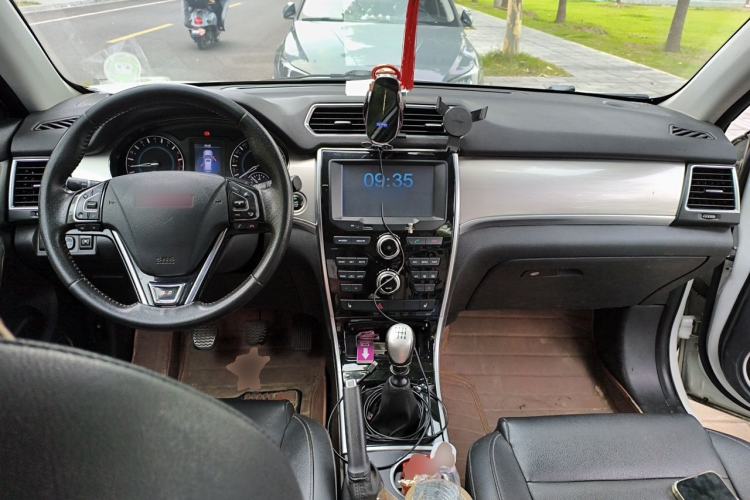 Used Haval H2 2014 1.5T Manual Two-Wheel Drive Prestige Edition Center Console