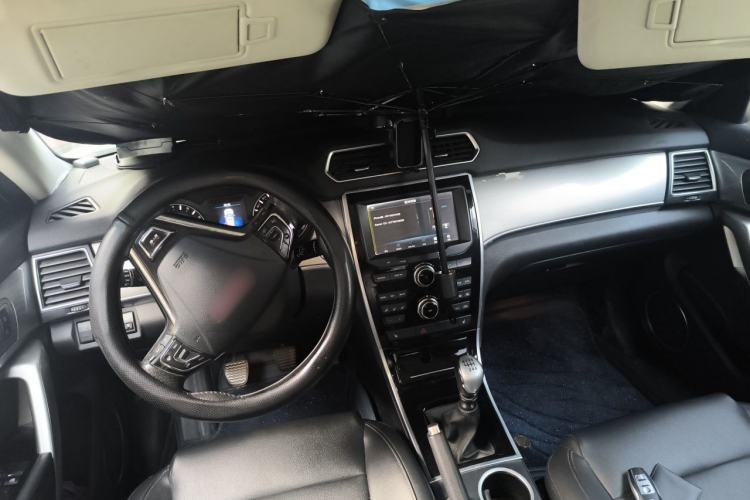 Used Haval H2 2014 1.5T Manual Two-Wheel Drive Elite Edition Center Console