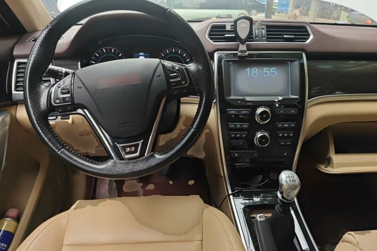 Used Haval H2 2014 1.5T Manual Two-Wheel Drive Elite Edition Center Console