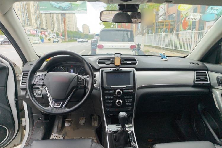 Used Haval H2 2014 1.5T Manual Two-Wheel Drive Urban Edition Center Console