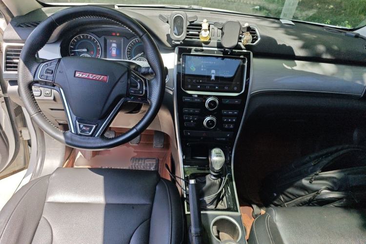 Used Haval H2 2014 1.5T Manual Two-Wheel Drive Elite Edition Center Console