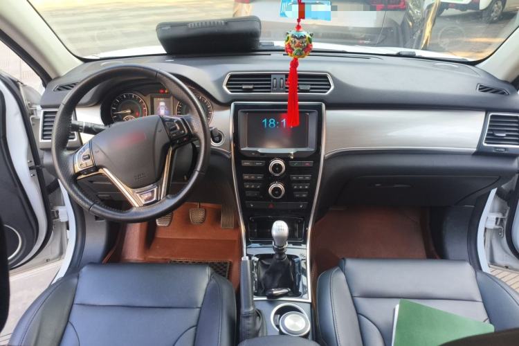 Used Haval H2 2014 1.5T Manual Two-Wheel Drive Elite Edition Center Console