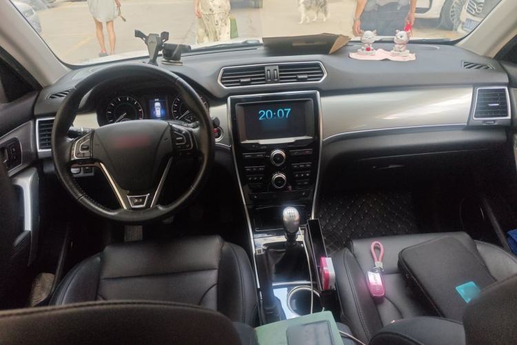 Used Haval H2 2014 1.5T Manual Two-Wheel Drive Elite Edition Center Console