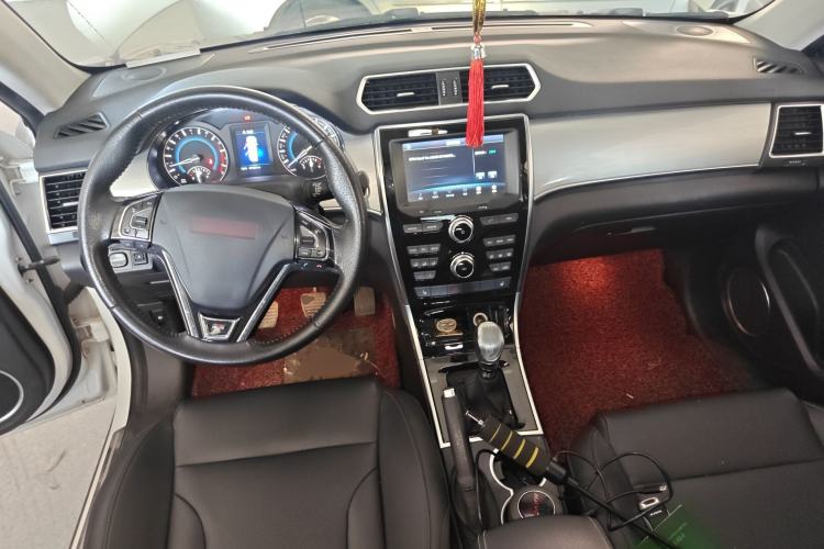 Used Haval H2 2014 1.5T Manual Two-Wheel Drive Elite Edition Center Console