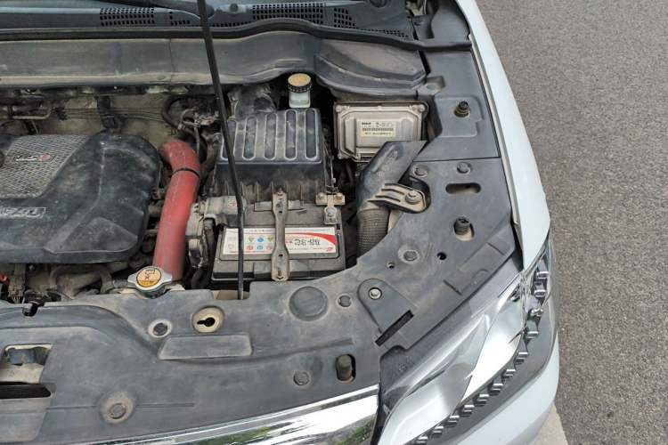 Used Haval H2 2014 1.5T Manual Two-Wheel Drive Prestige Edition Engine Bay Left