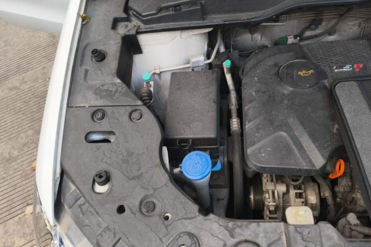 Used Haval H2 2014 1.5T Manual Two-Wheel Drive Elite Edition Engine Bay Right