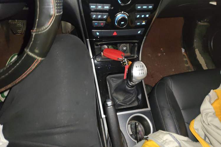 Used Haval H2 2014 1.5T Manual Two-Wheel Drive Elite Edition Gear Lever