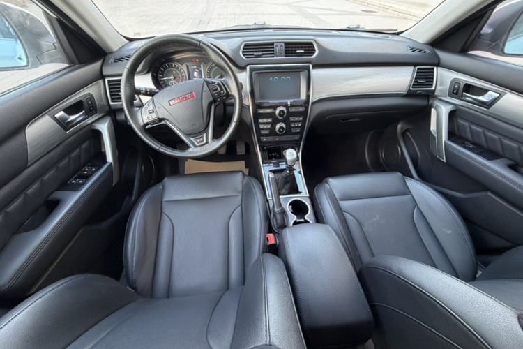 Used Haval H2 2014 1.5T Manual Two-Wheel Drive Elite Edition Interior 2