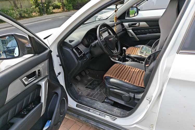 Used Haval H2 2014 1.5T Manual Two-Wheel Drive Elite Edition Interior 3