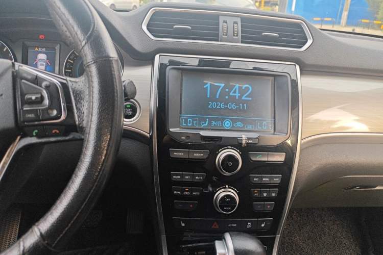 Used Haval H2 2015 1.5T Automatic Two-Wheel Drive Prestige Edition Audio And AC Panel
