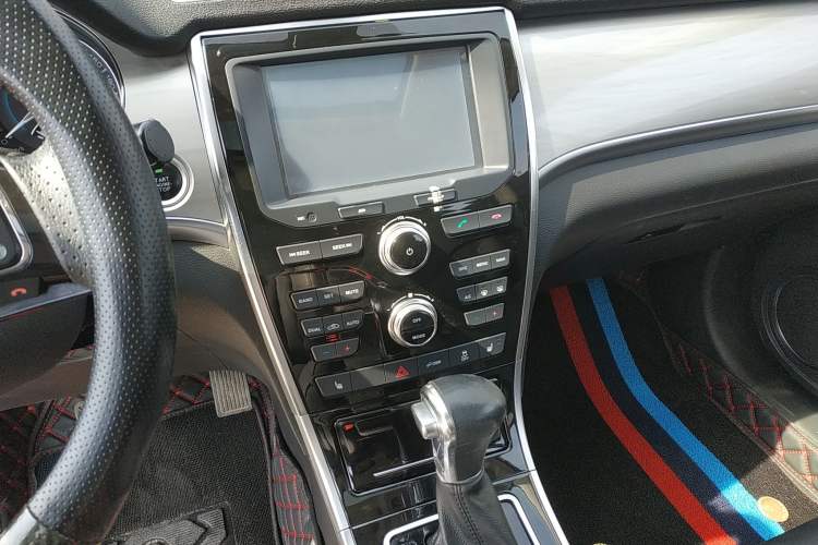 Used Haval H2 2015 1.5T Automatic Two-Wheel Drive Prestige Edition Audio And AC Panel