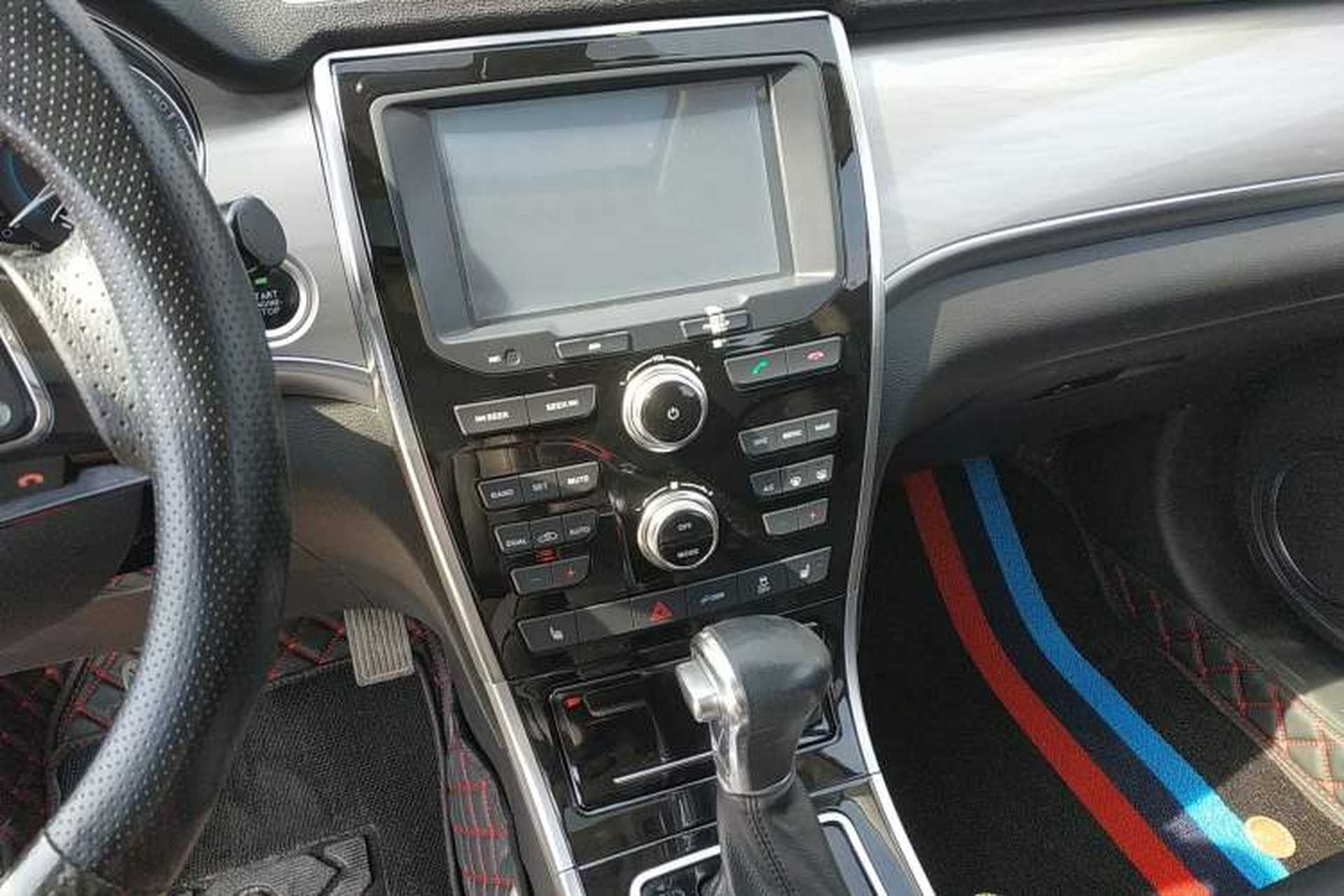 Used Haval H2 2015 1.5T Automatic Two-Wheel Drive Prestige Edition Audio And AC Panel