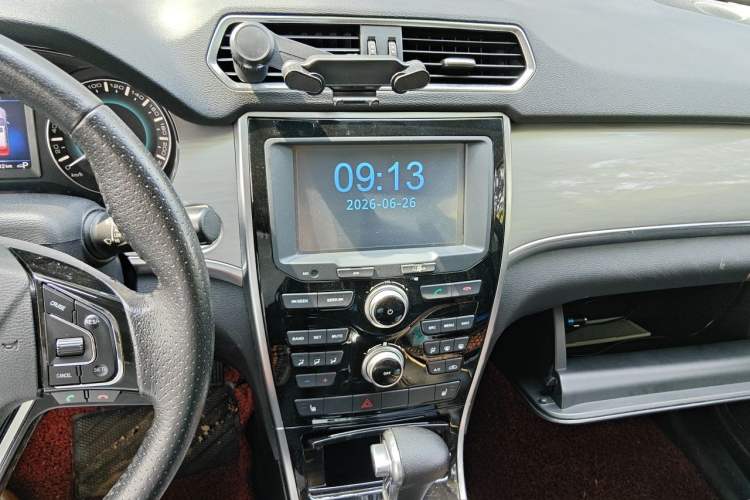 Used Haval H2 2015 1.5T Automatic Two-Wheel Drive Elite Edition Audio And AC Panel