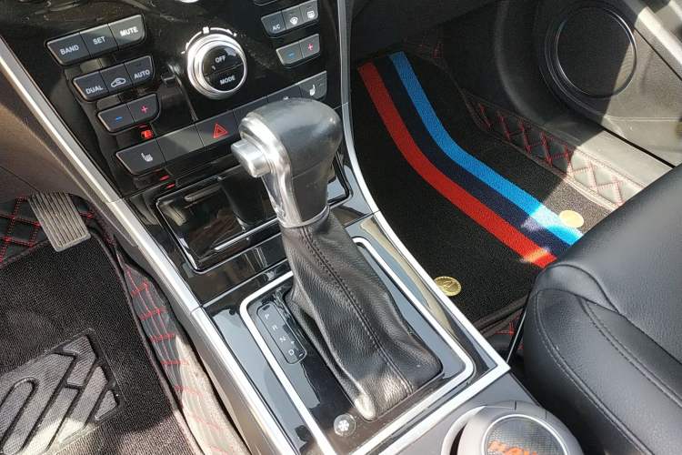 Used Haval H2 2015 1.5T Automatic Two-Wheel Drive Prestige Edition Gear Lever