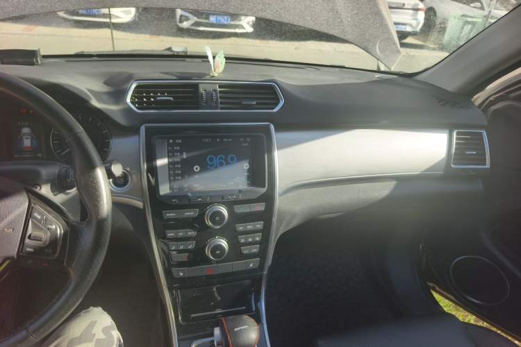 Used Haval H2 2015 1.5T Automatic Two-Wheel Drive Elite Edition Audio And AC Panel
