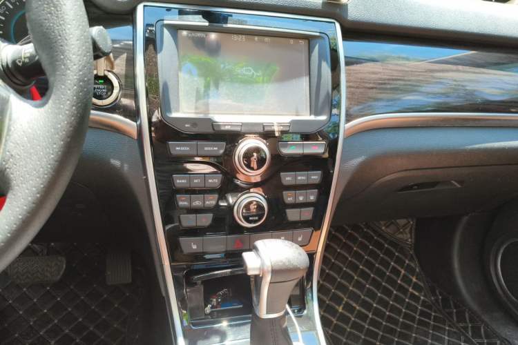 Used Haval H2 2015 1.5T Automatic Two-Wheel Drive Prestige Edition Audio And AC Panel