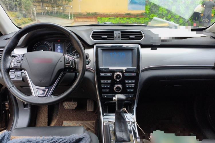 Used Haval H2 2015 1.5T Automatic Two-Wheel Drive Elite Edition Center Console
