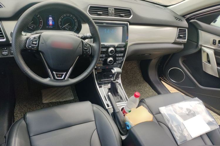 Used Haval H2 2015 1.5T Automatic Two-Wheel Drive Elite Edition Center Console
