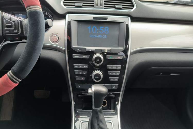 Used Haval H2 2015 1.5T Automatic Two-Wheel Drive Elite Edition Audio And AC Panel