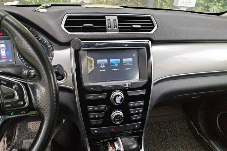 Used Haval H2 2015 1.5T Automatic Two-Wheel Drive Elite Edition Audio And AC Panel