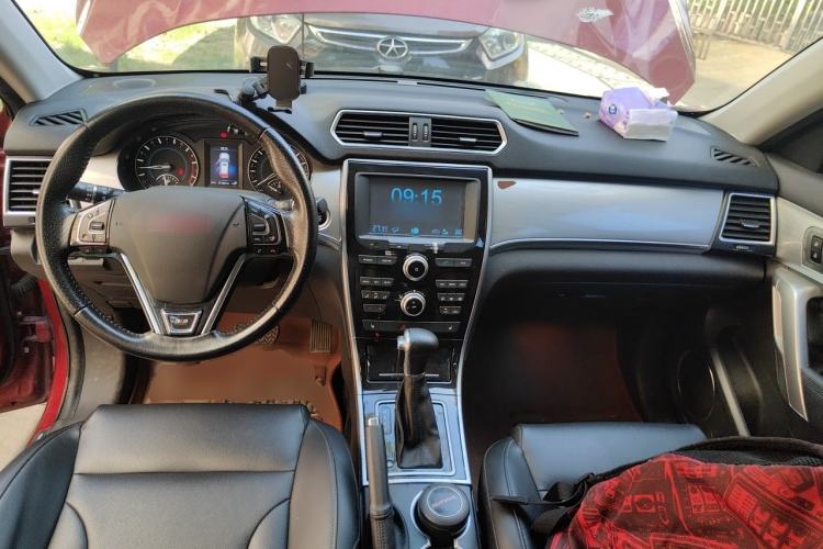 Used Haval H2 2015 1.5T Automatic Two-Wheel Drive Elite Edition Center Console